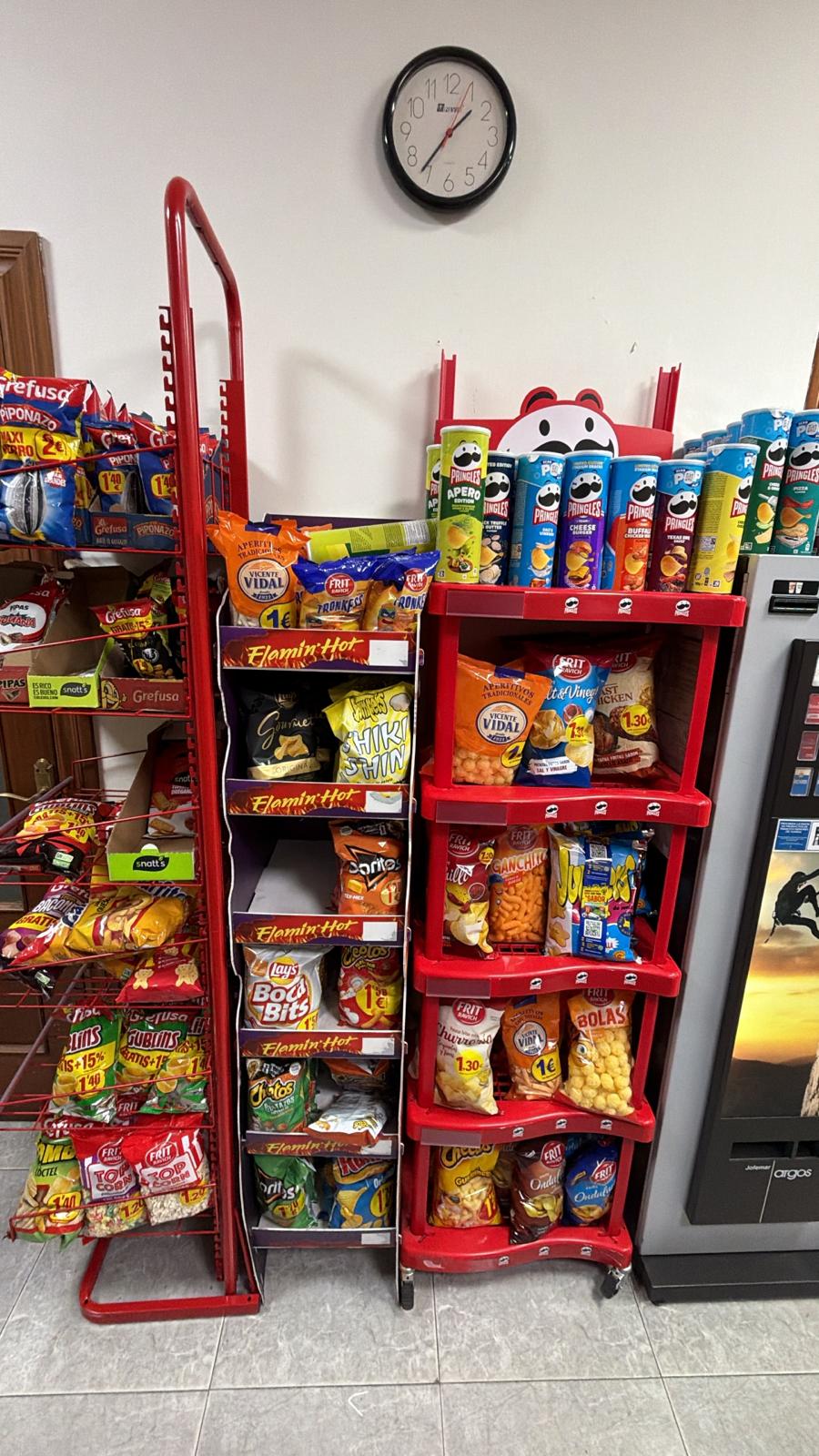 Estanterías con snacks, aperitivos y productos de tienda en Dayda